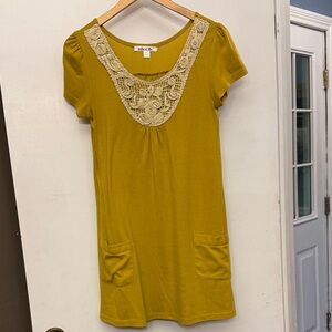 NICOLA Golden Tunic with Intricate Lace Detail